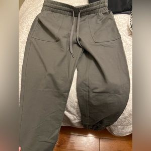 Cozy sweatpants in excellent condition ( worn once)